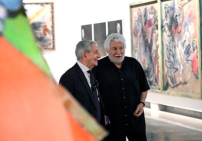 El catedrático de Historia del Arte de la UMU Cristóbal Belda y Cristóbal Gabarrón en la exposición antológica que acercó la obra del artista muleño en la Fundación Cajamurcia este año 2025 por su 80 aniversario.